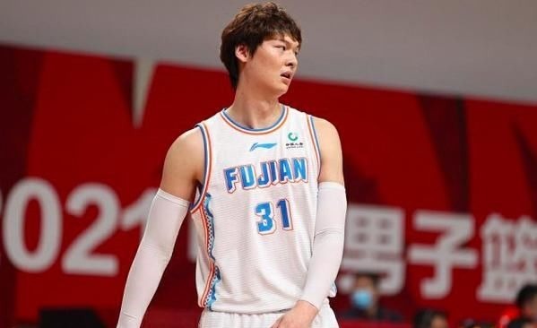 转会|王哲林现身上海男篮最新大合影 CBA今夏最重磅转会虽未官宣却已板上钉钉!