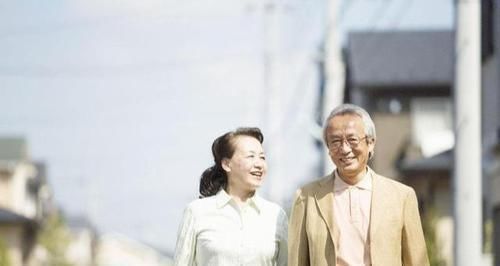 高估|“父母过世后,亲弟把我拉黑了”,别太高估那些,用钱买来的亲情