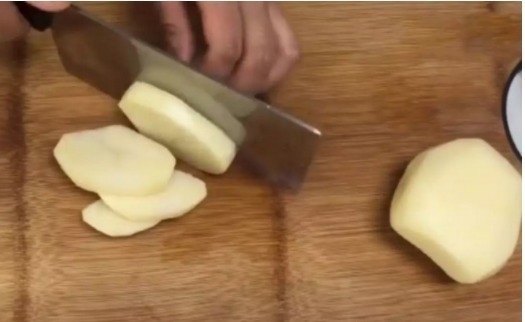 土豆饼|土豆新吃法,不用炒,不用炖,比烤肉还香,一定要做给最爱的人吃