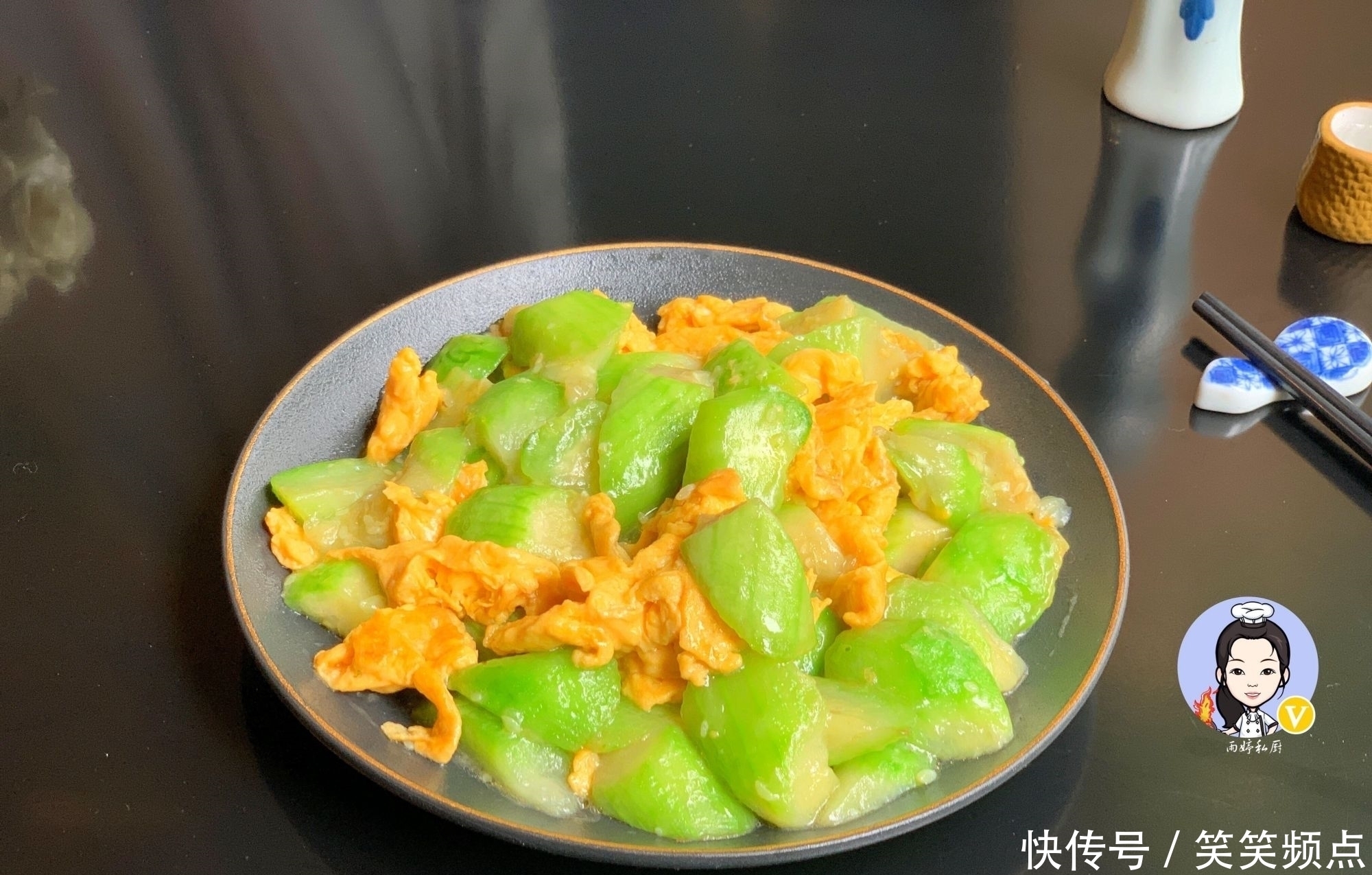 炒丝瓜时,万万不能直接炒掌握这1个诀窍,保准出锅翠绿不发黑