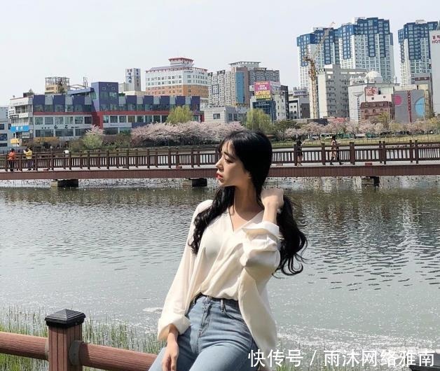 牛仔裤在无形中修饰腿部优美曲线,展现洒脱气质