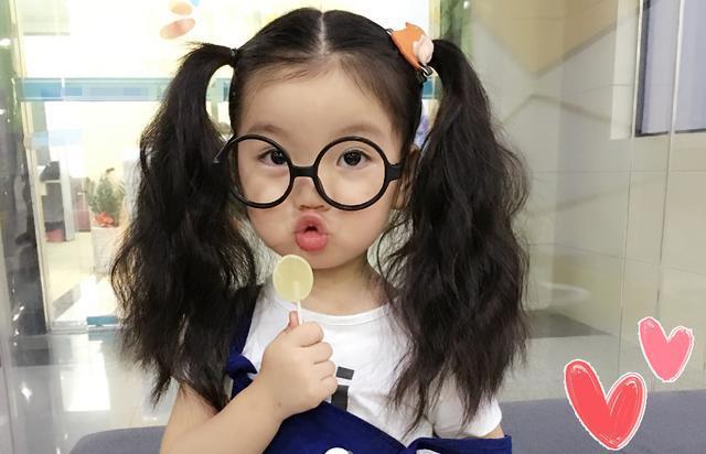 還記得萌娃阿拉蕾嗎?4年后的近照曝光,網(wǎng)友:眼睛不敢認(rèn)了