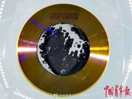 嫦娥五号实物“集体”亮相南京：月壤、返回舱、降落伞、封装罐