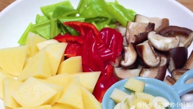 教你做|在家教你做简单版本的黄焖鸡,肉嫩鲜香又营养,大人小孩都爱吃