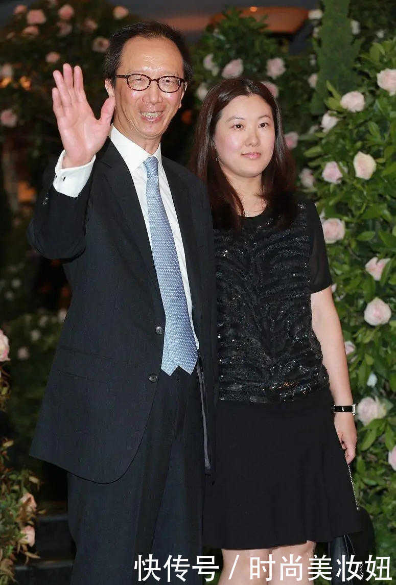 连衣裙|伏明霞很有“阔太”气质,穿黑色连衣裙优雅大气,不化妆也很贵气