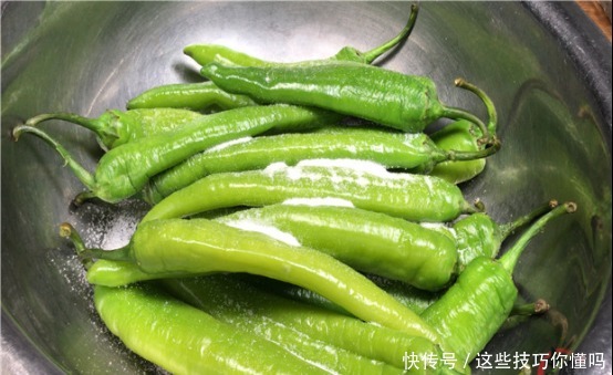 原来腌辣椒这么简单,不加一滴水,坛子不生花不易坏,三天就能吃
