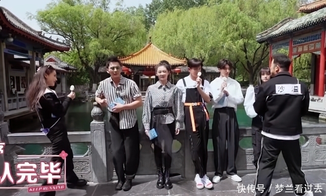 合照|李晨挤到苗苗旁边合照,女方的站姿太瞩目,网友:郑恺娶了个宝