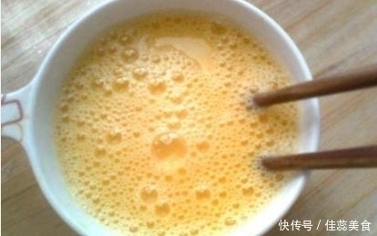 妙招|婆婆蒸鸡蛋羹有妙招:掌握2个小技巧,鸡蛋无气孔,嫩滑如布丁!
