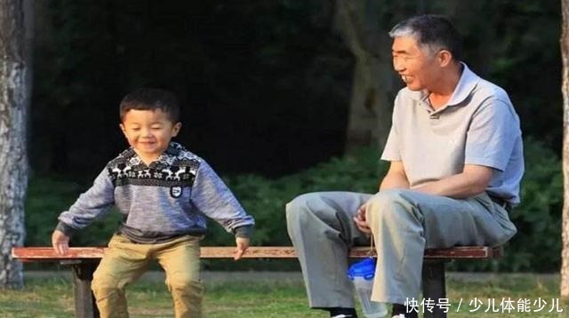 怕1岁孙子乱跑,奶奶推“改装”婴儿车出门溜娃,引起路人围观!