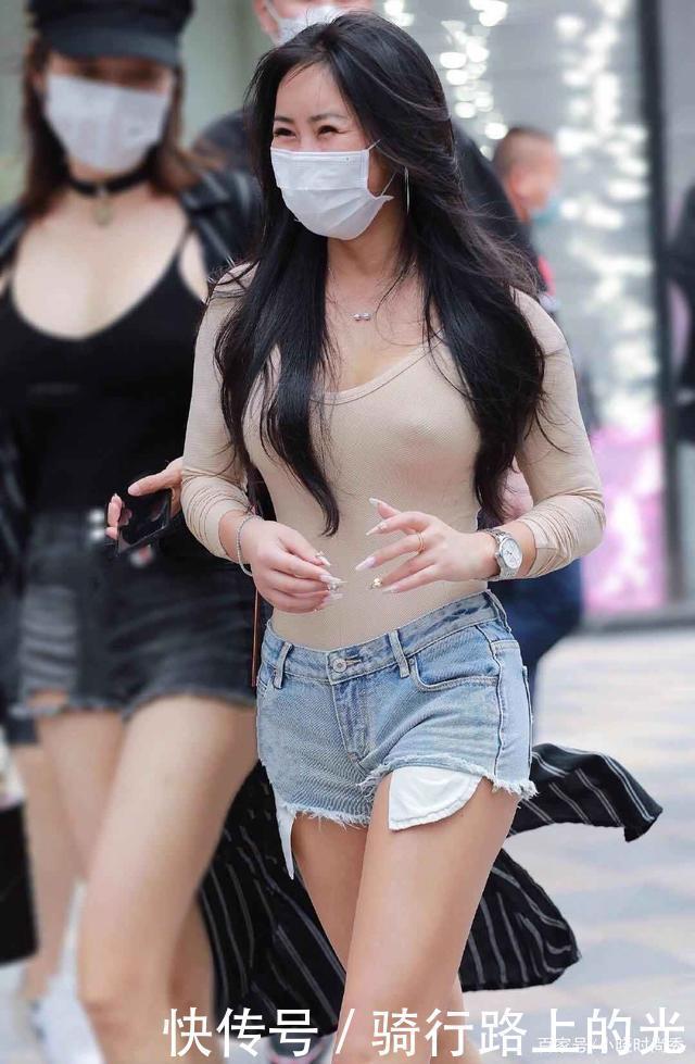 简洁|棕色纯棉质T恤,搭配时髦的牛仔短裤,简洁而又好看