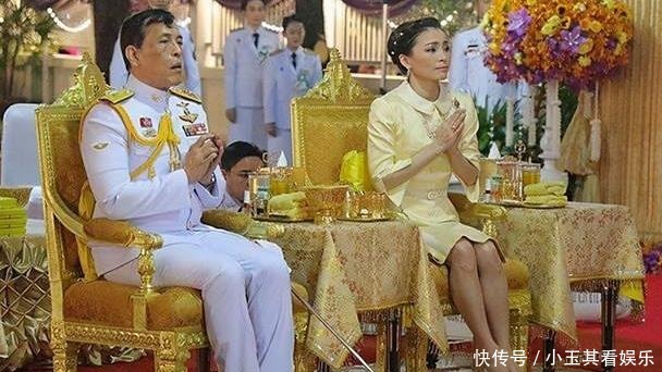 套装|苏提达穿娃娃领套装亮相!戴四串珍珠项链和粉宝石胸针向贵妃出招