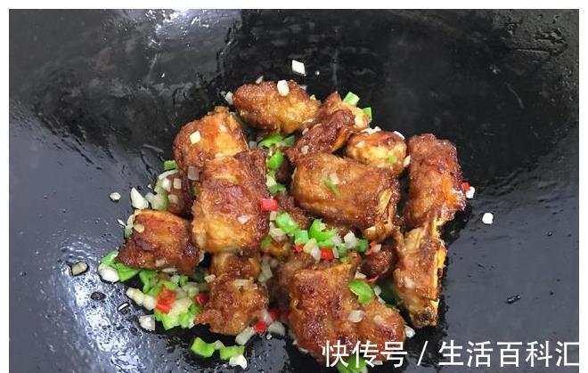 鲜香|入伏后孩子最馋排骨这做法,鲜香入味不油腻,炸后加料一拌,真香