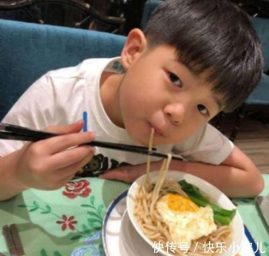 孩子|不可再给孩子吃2种饭了,为肠胃造成很大负担,影响孩子的成长!