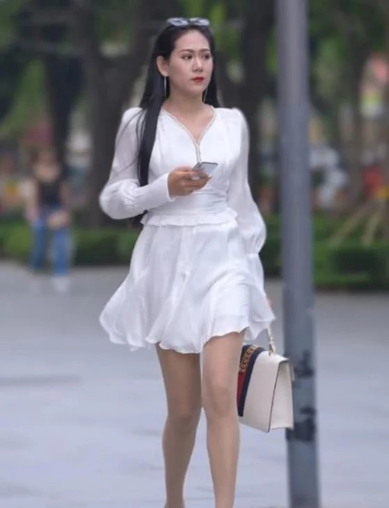 街拍:穿黄色短裤的小姐姐,身材曲线真完美,笑容也很甜