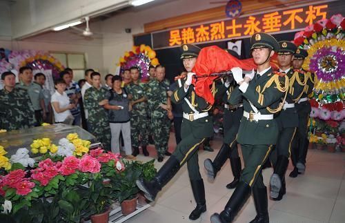河南21岁武警抓暴徒牺牲,击毙数十名犯罪分子,魂归故里万人悼念