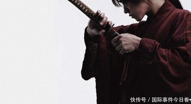 25岁成为“日本刀柄制作第一人”,日本小哥:我只是传承父亲的一身手艺罢了