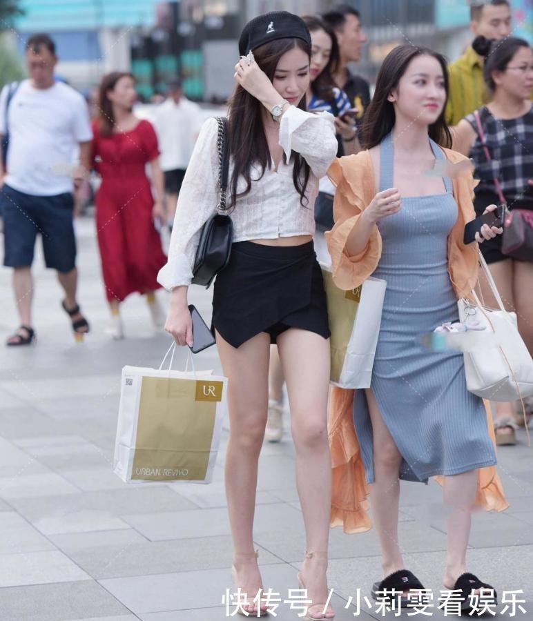 白色花纹上衣搭配裙子,优雅又温柔,独特时髦