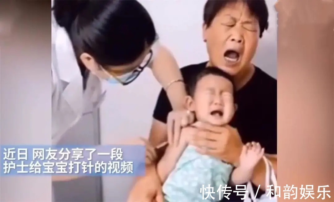 祖孙|孙子打针奶奶却火了!祖孙俩表情神同步,网友:真是亲孙子