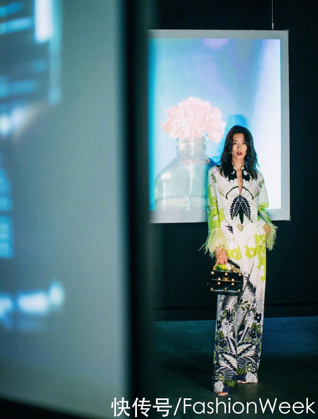 刘雯新年拍杂志双封面，经典红黑配色造型，飒爽与性感争相迸发