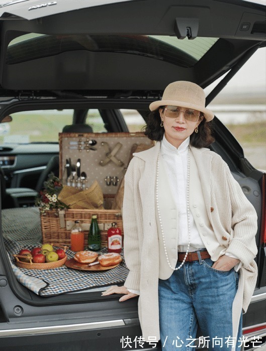 穿搭 人到中年要远离“大妈式”穿搭,学这位妈妈的减龄搭,很洋气