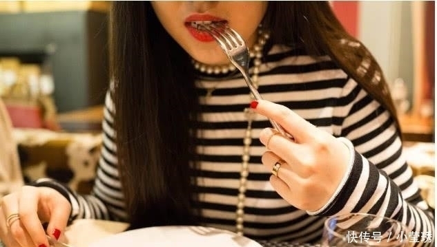 尴尬|吃牛排时,服务员上递给你的纸,不是让你当肚兜的,不懂容易尴尬