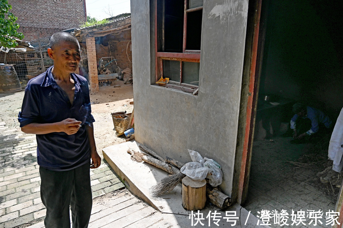 农村大娘炒菜不用锅，一把舀饭勺搞定，炒一勺菜夫妻二人吃不完