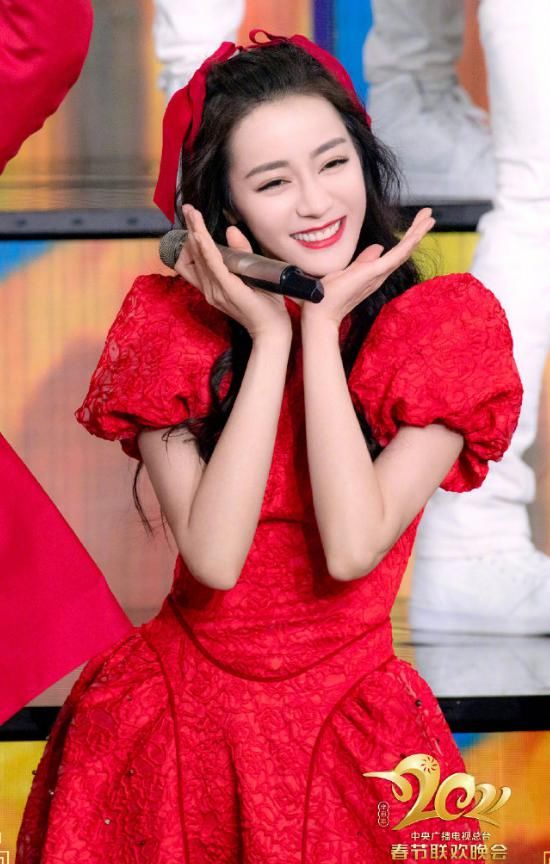 央视春晚亮点多：周杰伦撞脸陈赫，韩红酷似刘欢，倪妮最吸睛