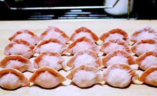 拌饺子馅时，放一勺它，无论做什么饺子馅都很香，不知道可惜了