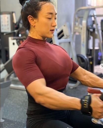 bb健美比赛,从倒数第一到正数第一,她身材的改变太大了