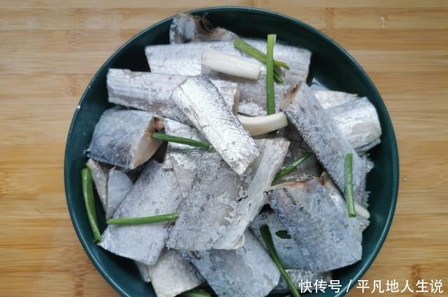 带鱼好吃有窍门,记住这3点,鱼肉鲜嫩无腥味,不松散不油腻