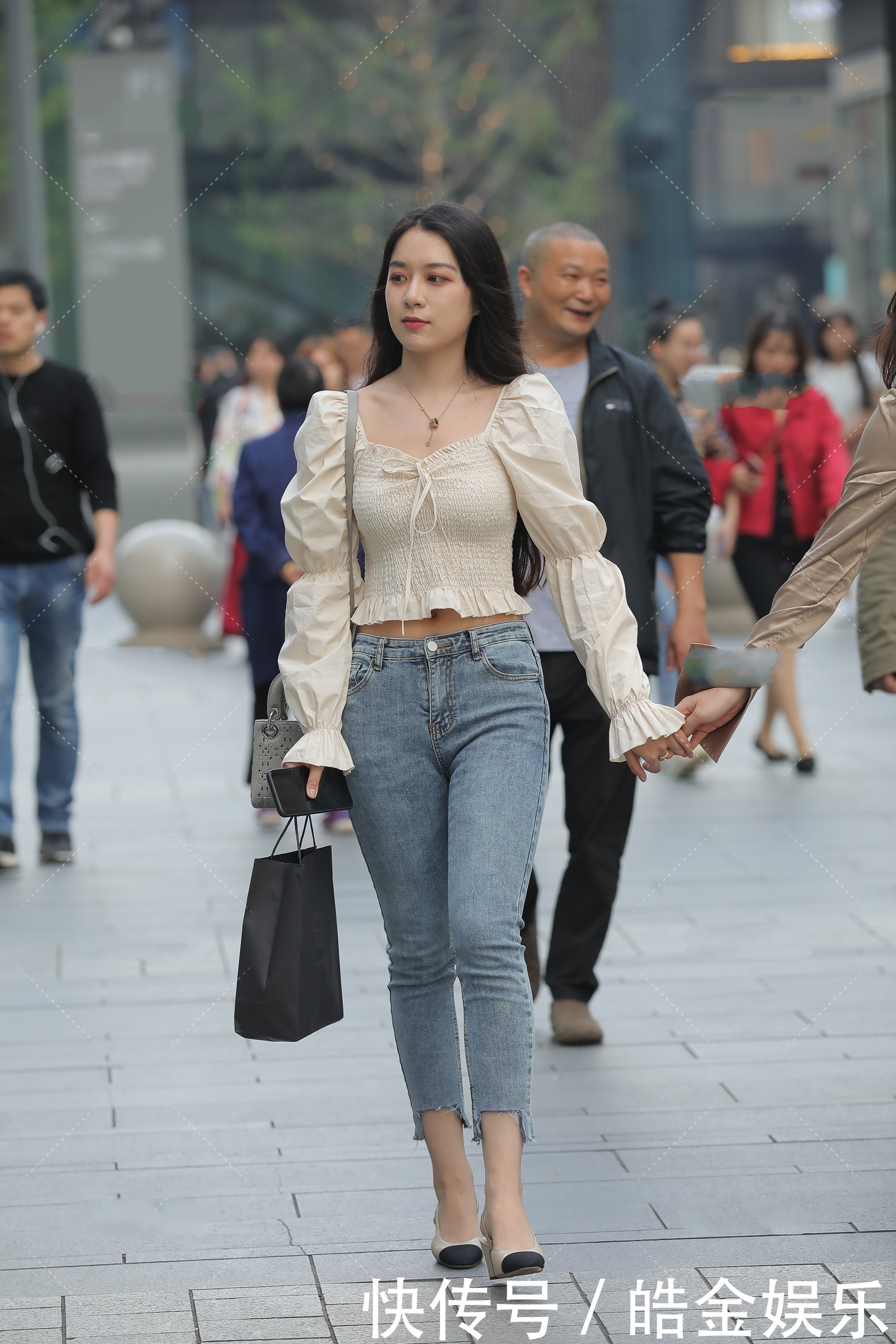 成熟风的小姐姐,气场实在强大,满身贵气,好难追到手的样子