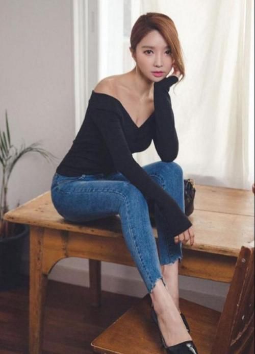 长袖衫|黑色V领长袖衫,小姐姐搭配紧身牛仔裤,穿出优雅性感魅力