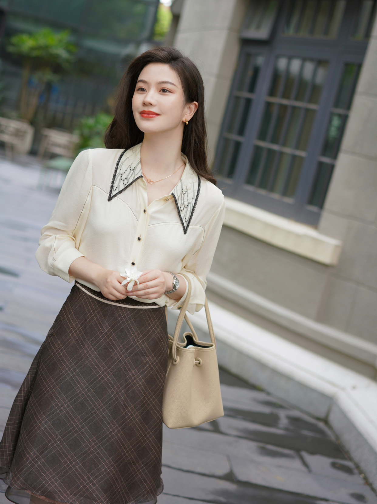 搭配|夏季,女神博主这样穿很高级,衬衫搭配半身裙简约利落,清爽减龄