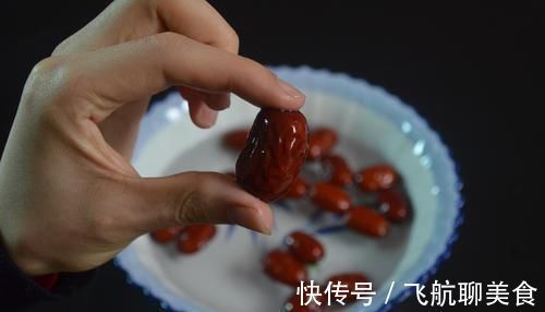 小窍门|红枣别再只用水洗，教你1分钟把红枣清洗干净，抓紧告知身边的人