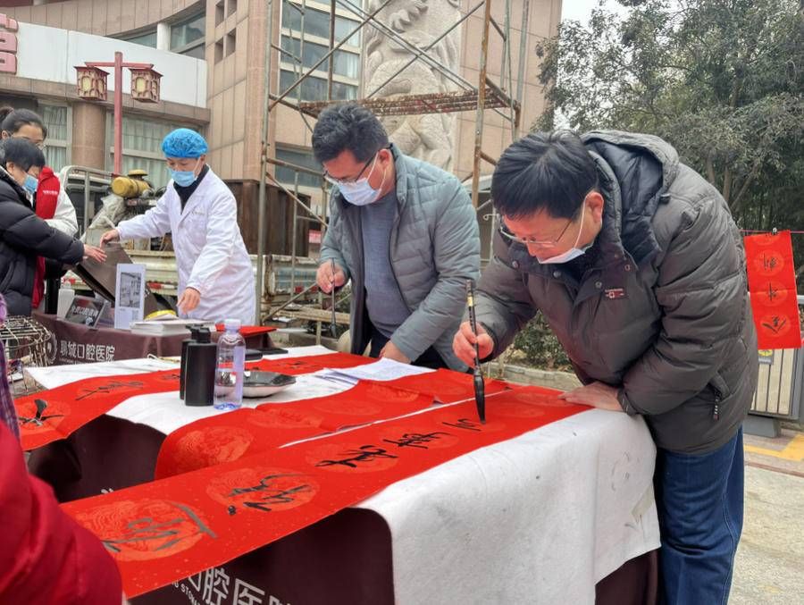 空巢老人$喜迎新年写春联，情暖社区送祝福