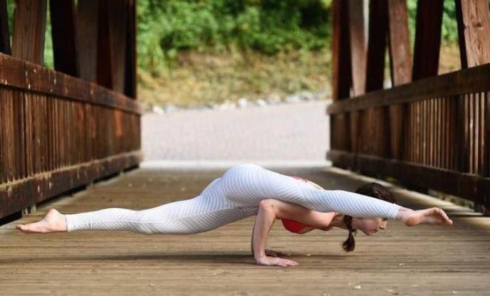 右腿|练瑜伽要注重细节这些体式可以自我操练,高标准才能做好
