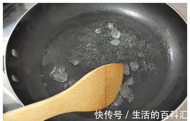 炒糖色时,直接放糖就不对!多加这1步,糖色又红又亮,味不苦