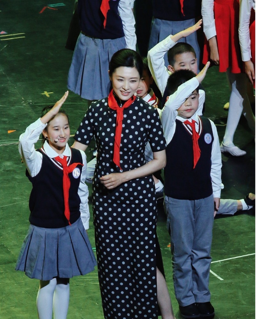 周涛 著名主持人周涛气质感真好!马尾辫搭配绿色蕾丝连衣裙,减龄时髦