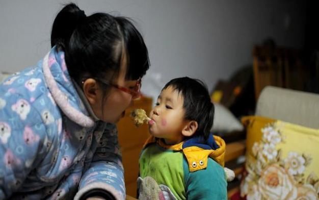 “妈,能别抱弟弟接我吗”,女儿拒绝妈妈接,揭露二胎家庭暗伤