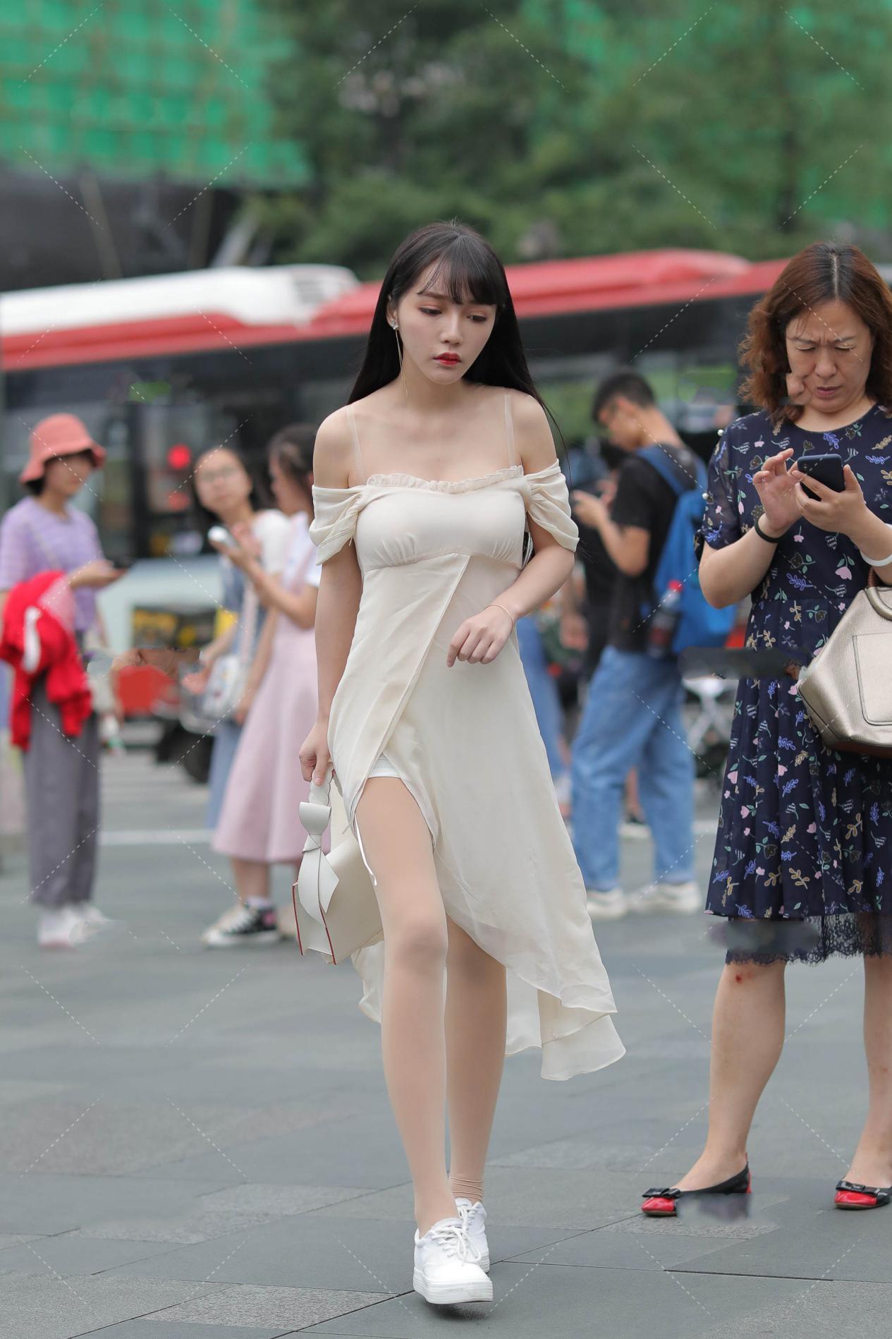  仙子|米白色衣服穿上很温柔, 穿着米白色的裙子像个仙子