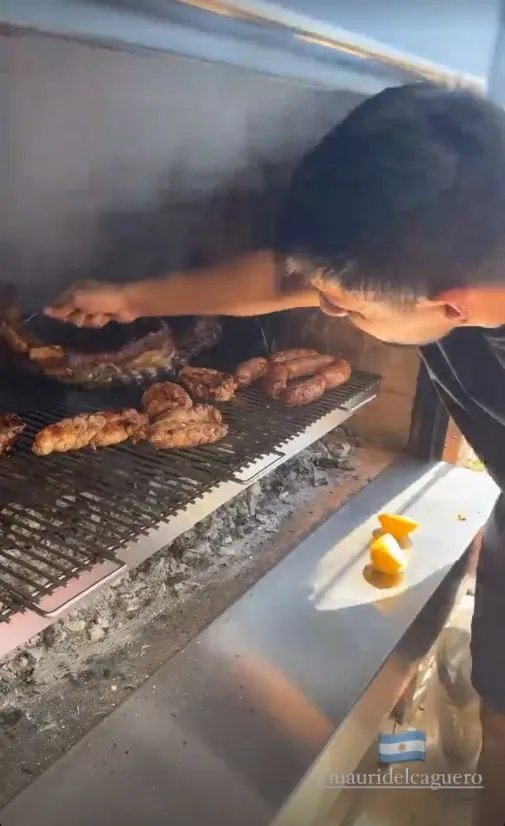 圣诞节|享受家庭时光!阿圭罗飞回阿根廷,同家人一起烤肉过圣诞节
