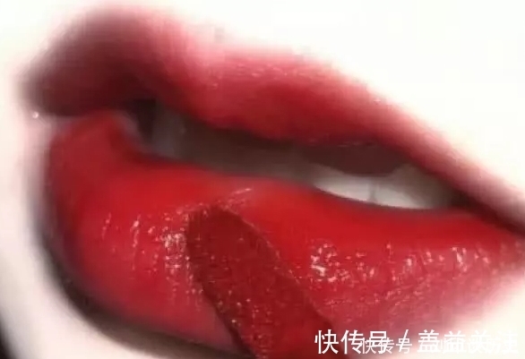 化妆达人 涂口红时千万别“直接抿”,化妆达人教你3招,既好看又“不沾杯”!