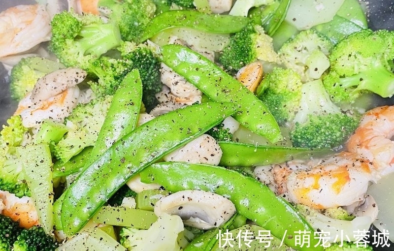 青笋|尹正没骗我 焖菜好好吃所有调料只有盐和黑胡椒，竟然这么好吃。