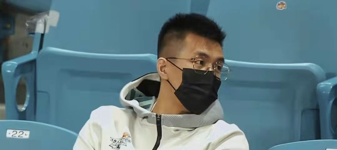 轮休|郭艾伦今天又淘气了!张镇麟找他击掌,大漂亮戴眼镜故意虚晃一枪