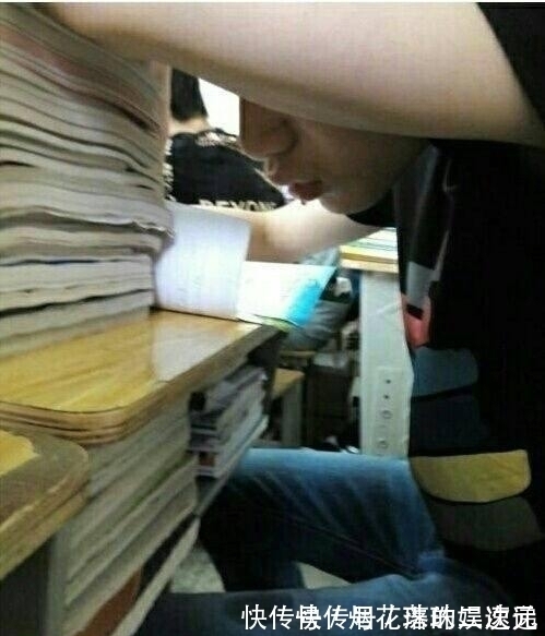 |大学时代的搞笑睡姿：睡觉能用口水把裤子洗了，堪称睡神，太逗了