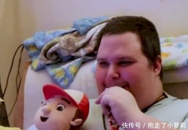 32岁“巨婴”，每天喝奶粉穿尿布，不然就哭闹，妈妈也没办法