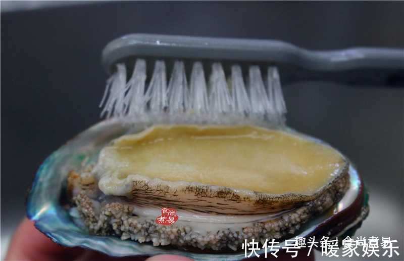 小家庭此法烹调海鲜,食材丰富一锅出,简单快捷,蒸一蒸不热气