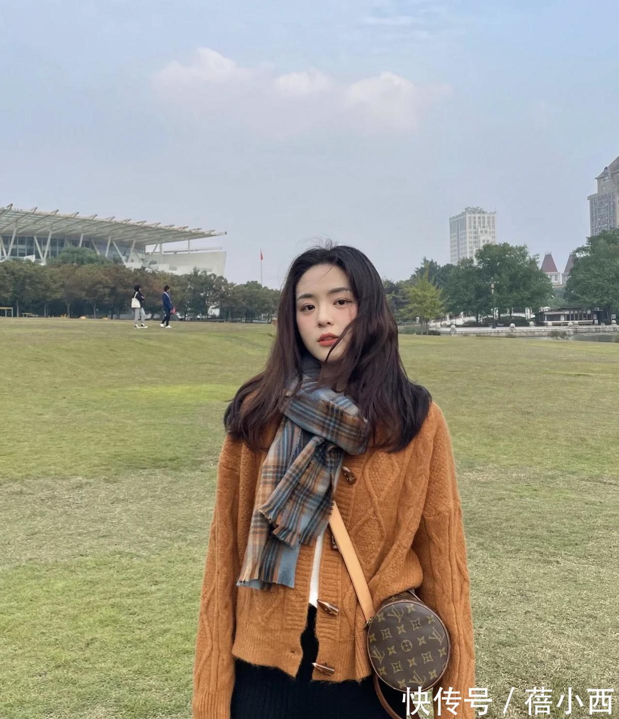 tips|穿“针织开衫”下面搭什么?建议配这3种,学会了你也是时尚博主