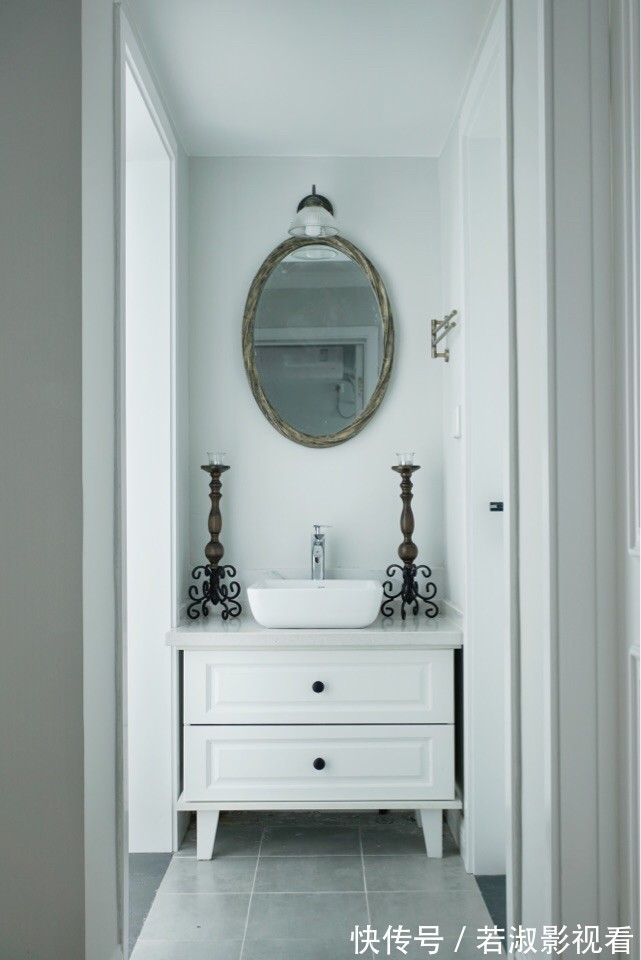 两个人|朋友第一次到新家做客,进屋就被客厅吸引,独特的配色让人称赞