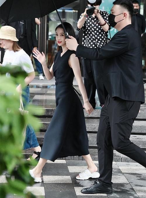 小姐姐|angelababy有颜任性，一袭长裙配平地拖鞋，气场强大，女王范十足